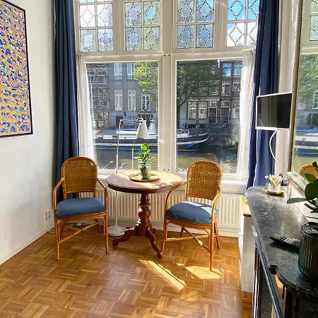 Guest house Canal Hideaway