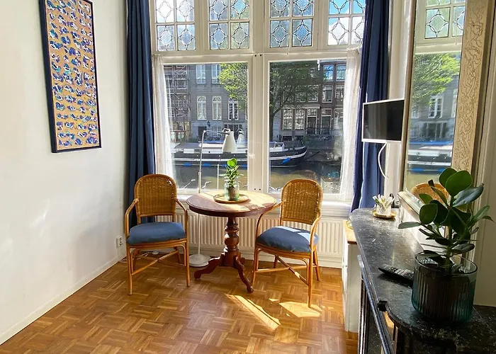 Guest house Canal Hideaway